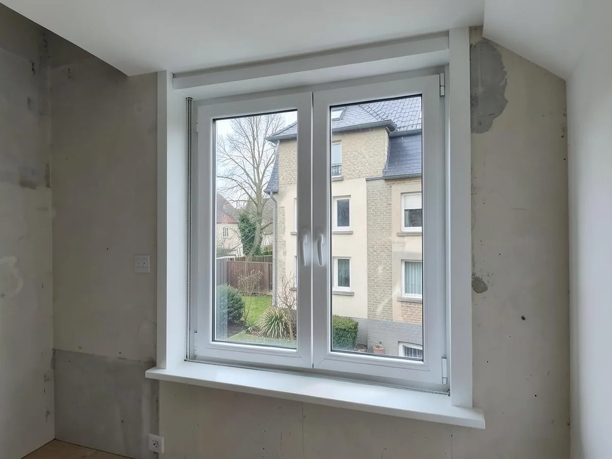 Neu eingebautes Kunststofffenster mit Dreifachverglasung im Rohbau
